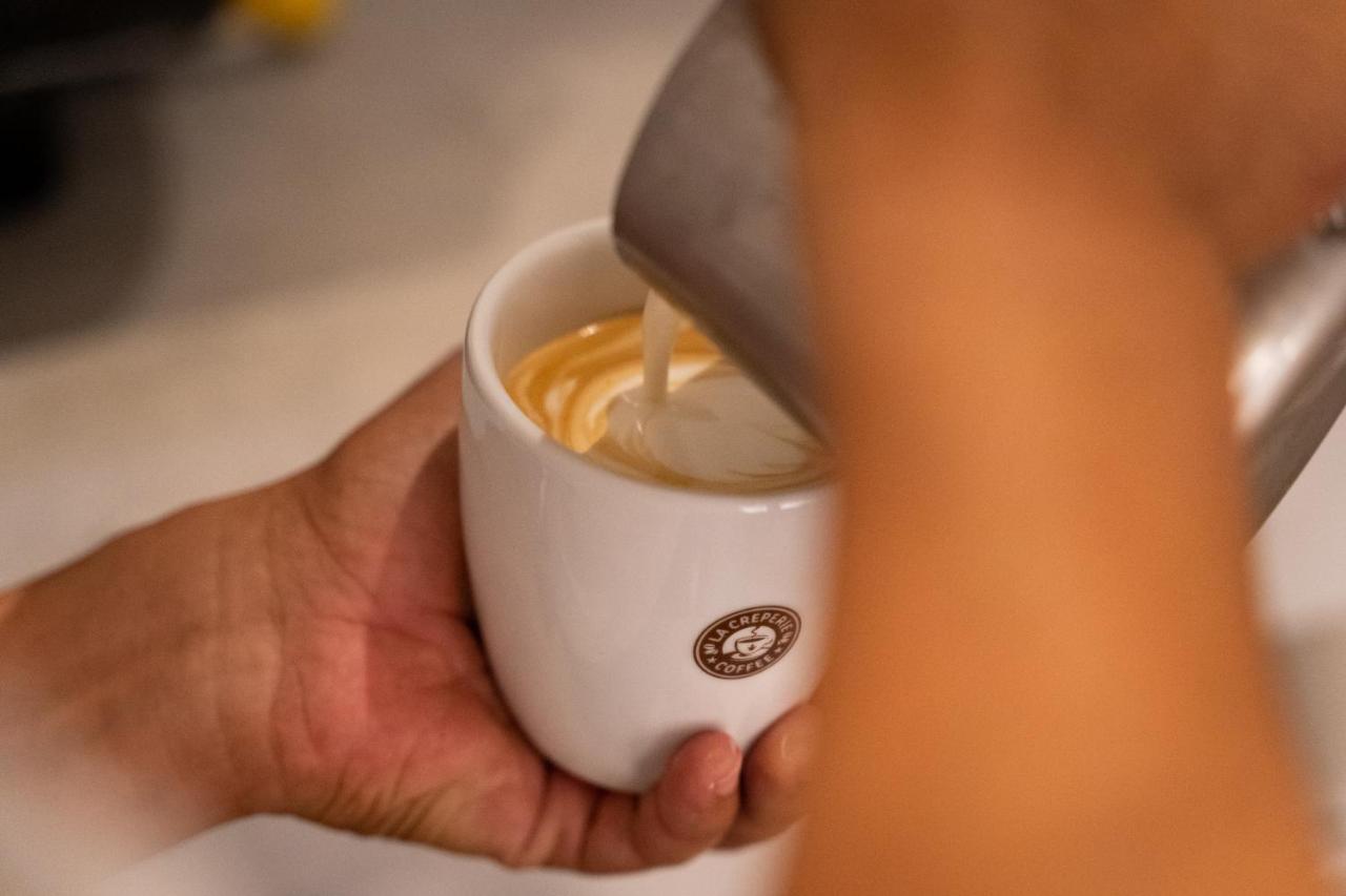 Caribe Deluxe Princess Punta Cana Bagian luar foto A barista prepares a coffee drink.