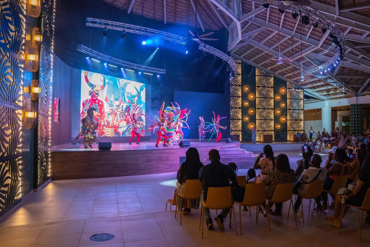Caribe Deluxe Princess Punta Cana Bagian luar foto The stage at the resort's main lobby