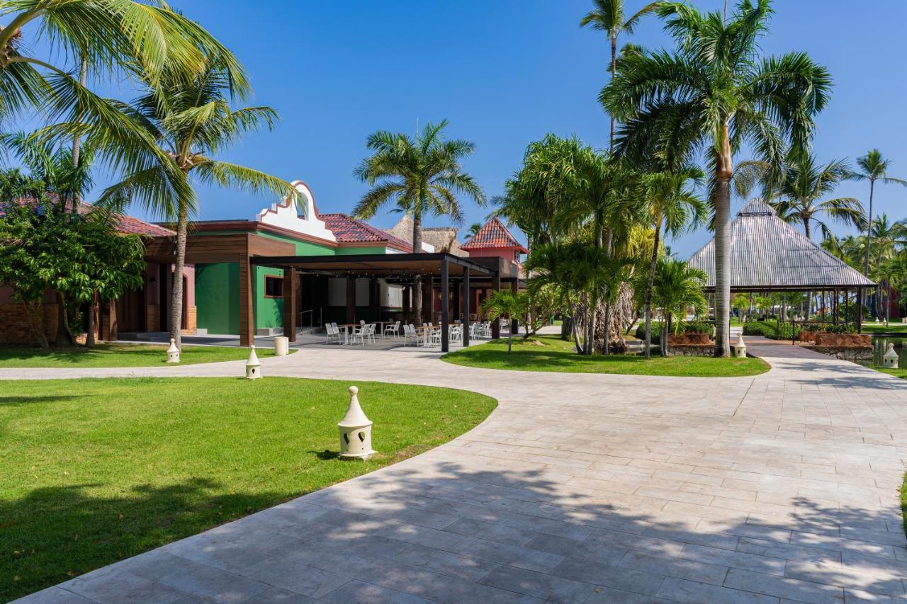 Caribe Deluxe Princess Punta Cana Bagian luar foto The resort's grounds