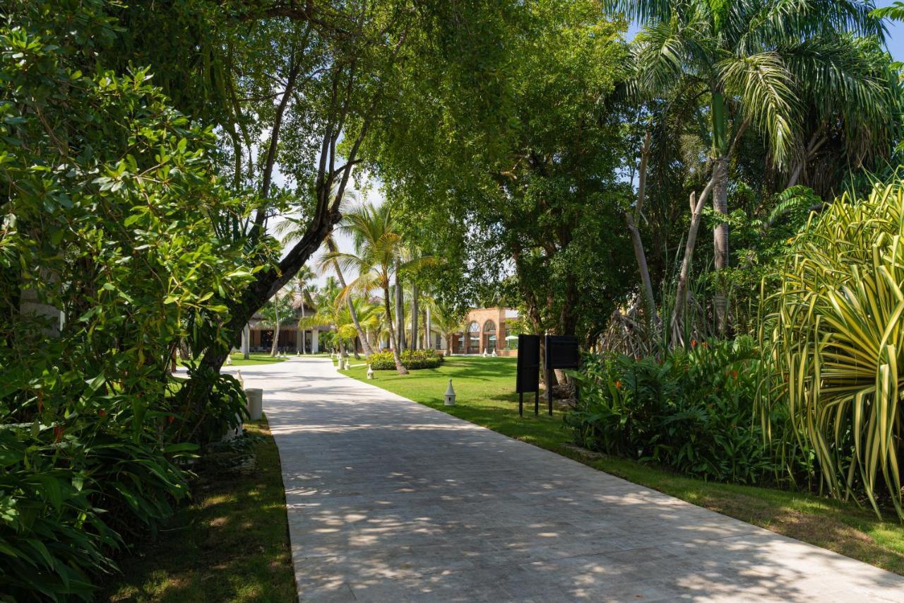 Caribe Deluxe Princess Punta Cana Bagian luar foto A street in the community