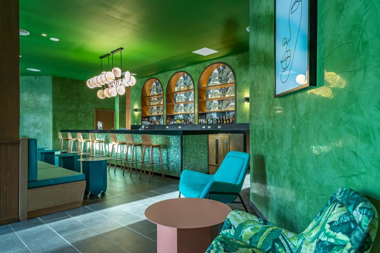 Caribe Deluxe Princess Punta Cana Bagian luar foto The bar at the hotel