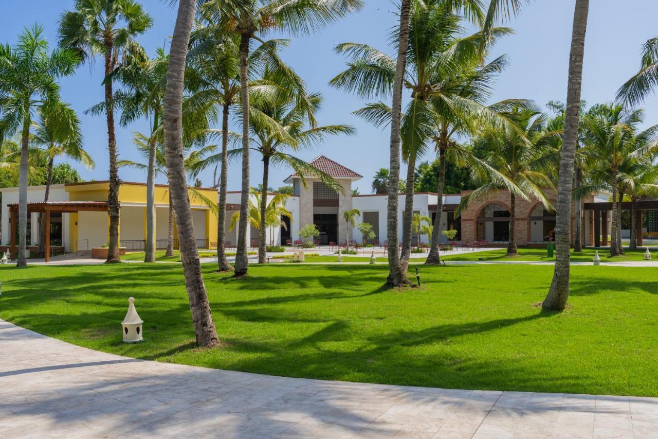 Caribe Deluxe Princess Punta Cana Bagian luar foto The resort's grounds