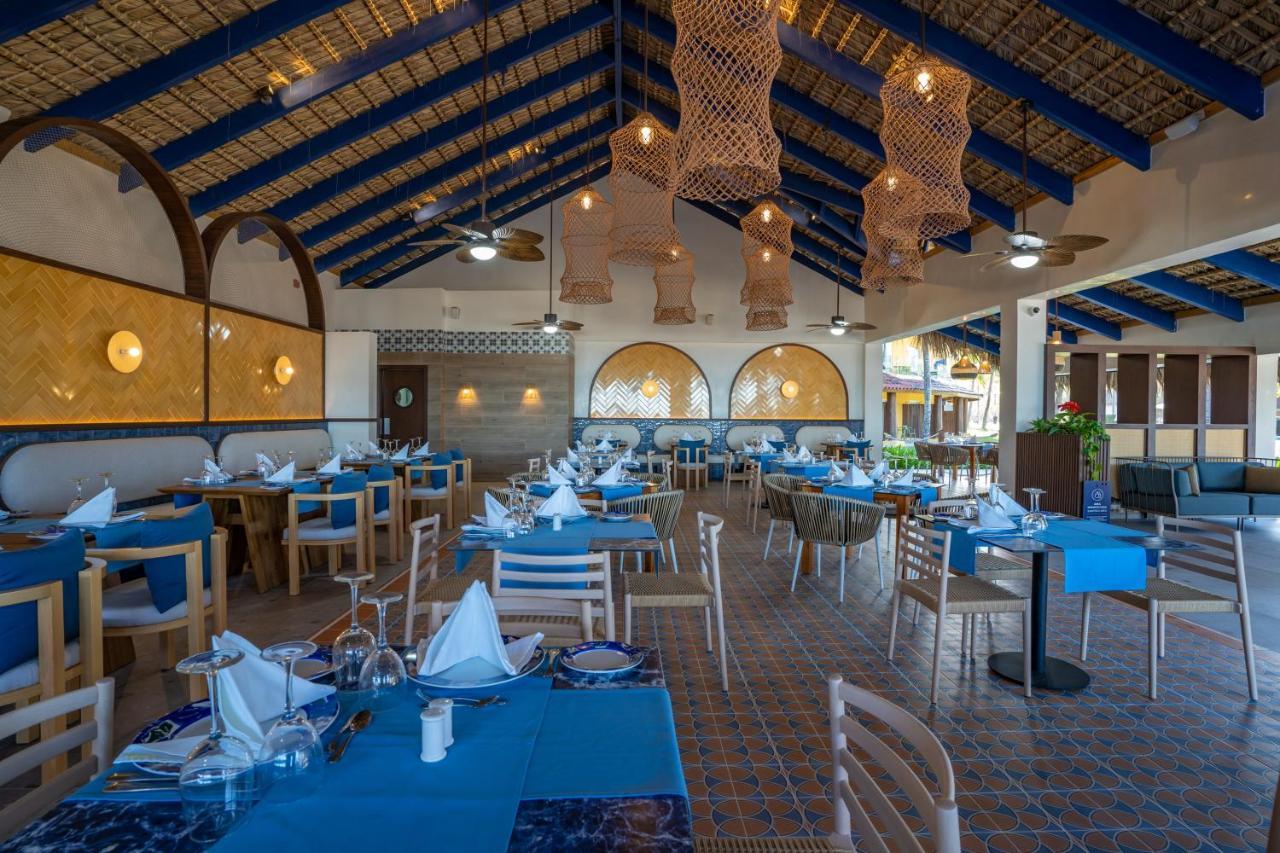 Caribe Deluxe Princess Punta Cana Bagian luar foto Restaurant at the resort