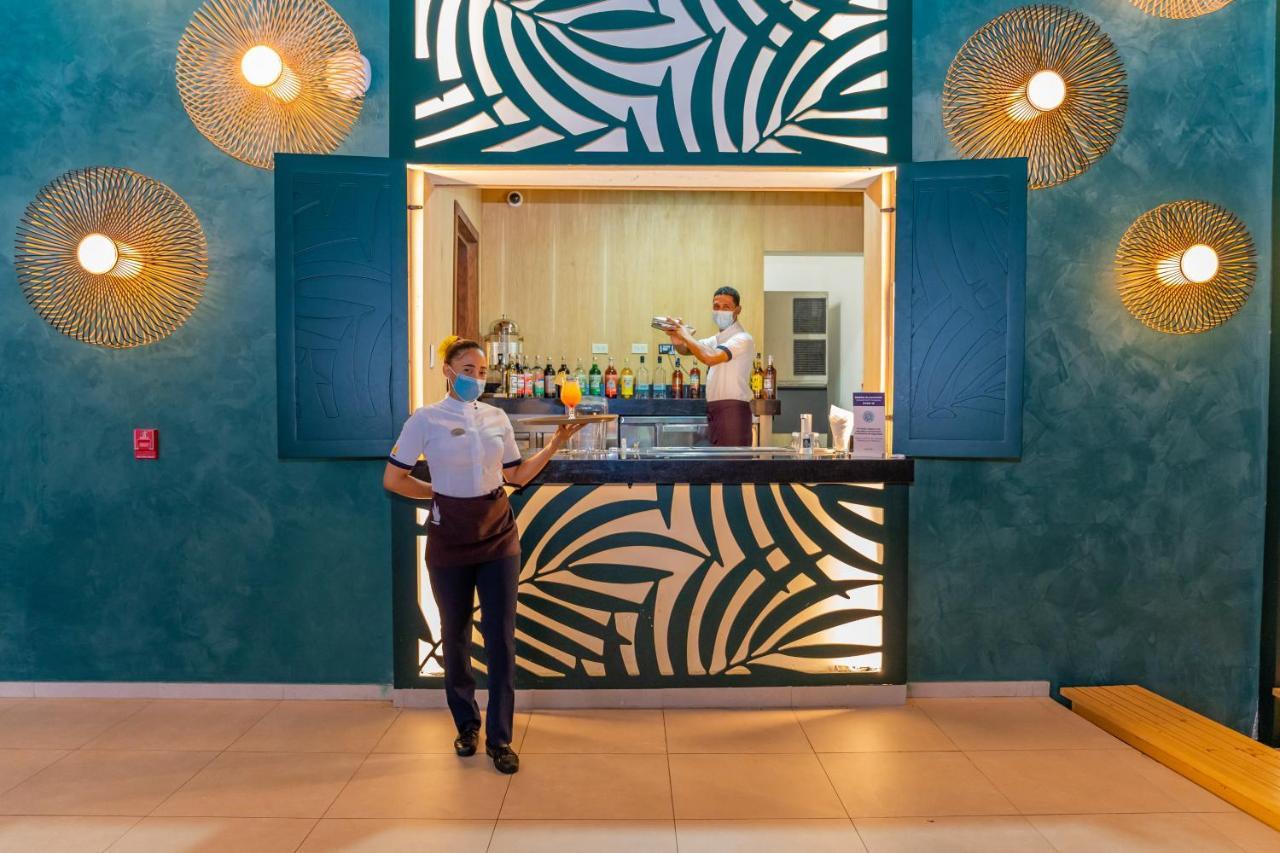 Caribe Deluxe Princess Punta Cana Bagian luar foto The bar at the lounge