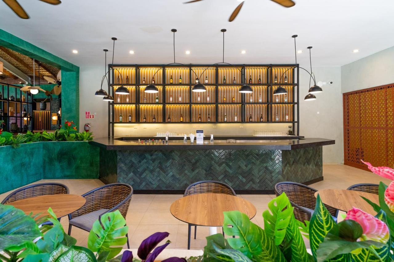 Caribe Deluxe Princess Punta Cana Bagian luar foto The bar at the hotel