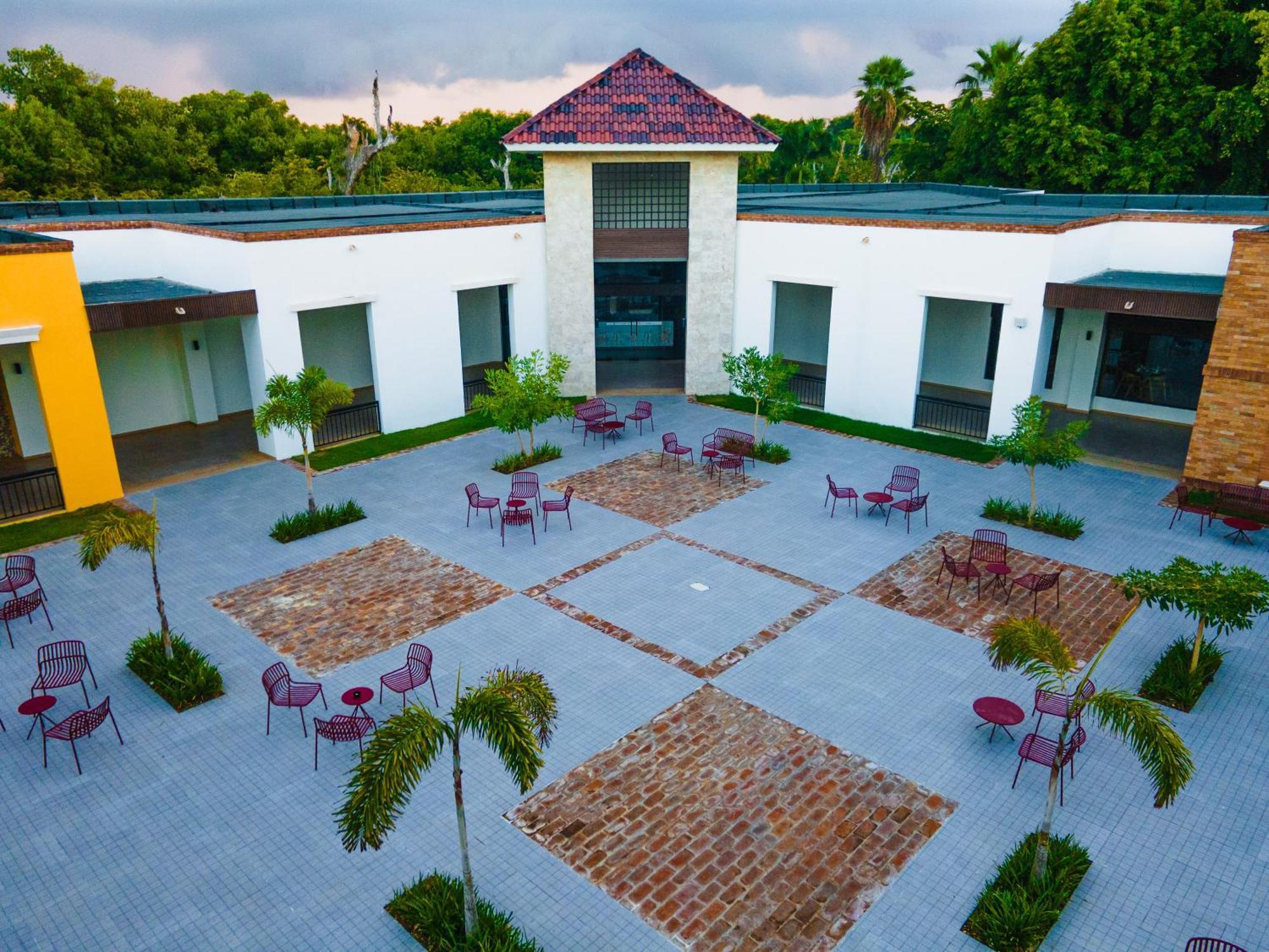 Caribe Deluxe Princess Punta Cana Bagian luar foto The University of the West Indies, Cave Hill Campus